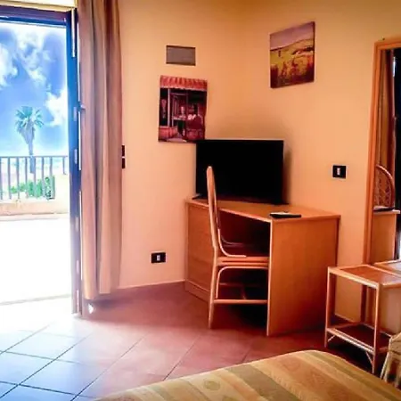 Villaggio Porto Rhoca ホテル 4*