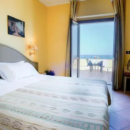 Villaggio Porto Rhoca ホテル スクイッラーチェ