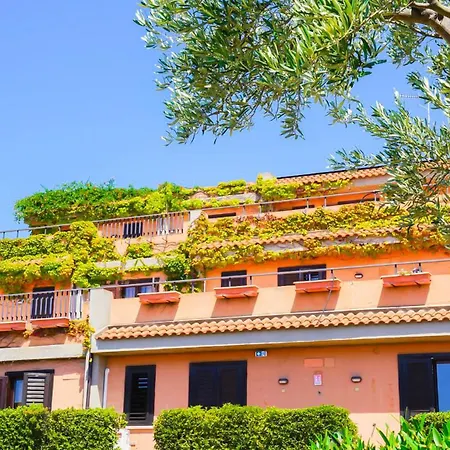 Villaggio Porto Rhoca 4* スクイッラーチェ